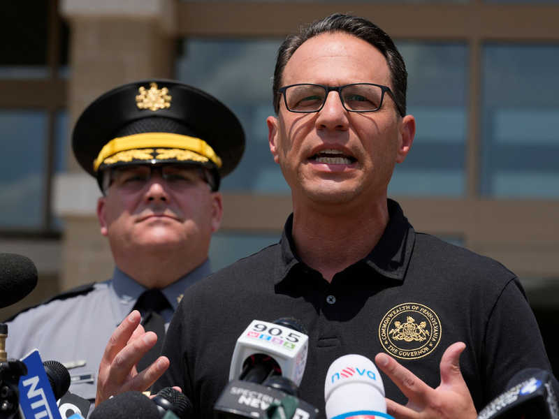 Der Gouverneur von Pennsylvania berichtet über den Ermittlungsstand nach dem Attentat auf Trump. - Foto: Sue Ogrocki/AP