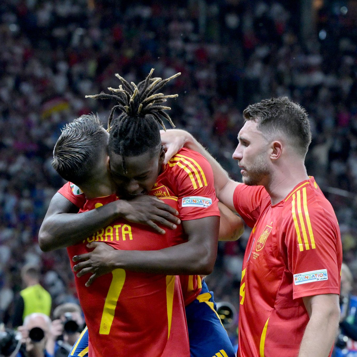 Die Spanier um Nico Williams (M.), Alvaro Morata (l) und Aymeric Laporte wurden Europameister. - Foto: Federico Gambarini/dpa