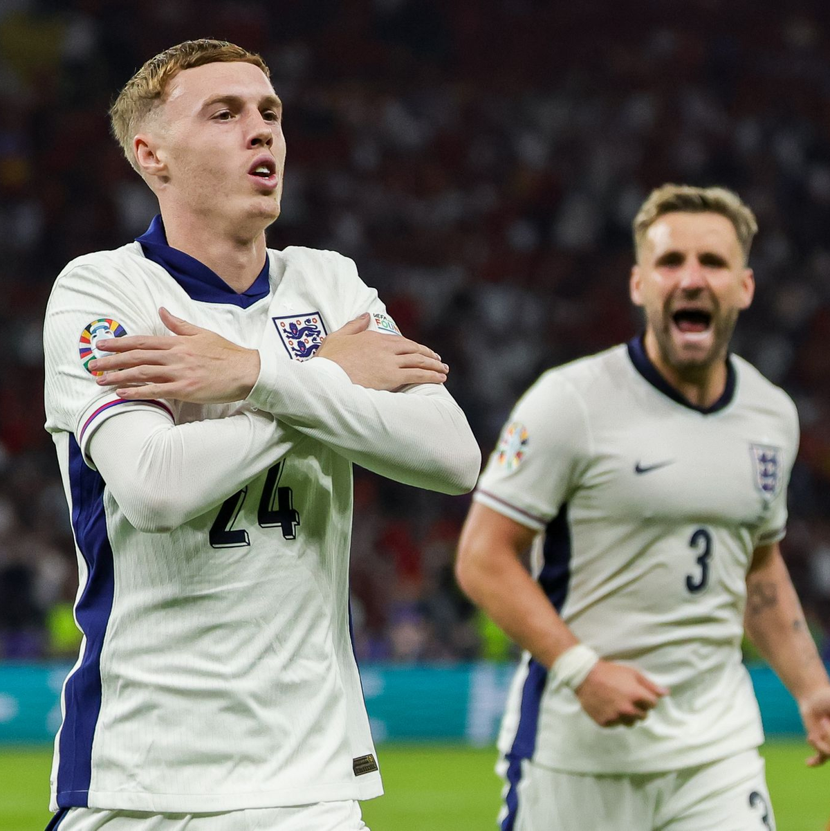 Die köngliche Umarmung: König Felipe VI. gratuliert Jungstar Yamal. - Foto: Christian Charisius/dpa