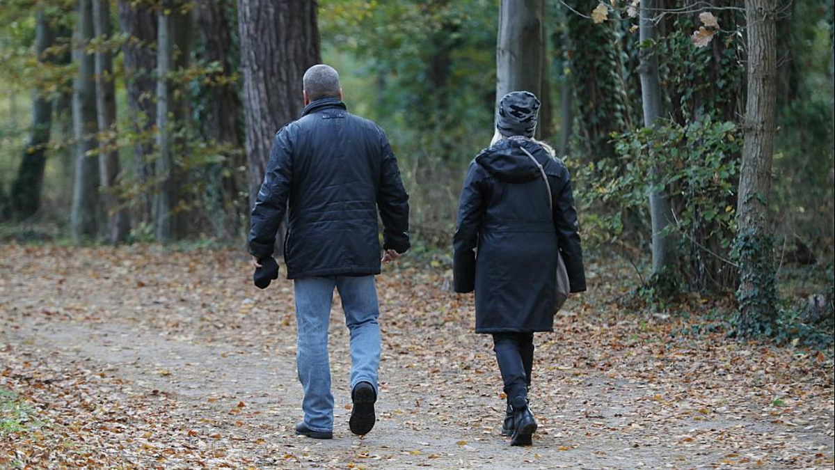 Paar geht spazieren (Archiv) - Foto: über dts Nachrichtenagentur