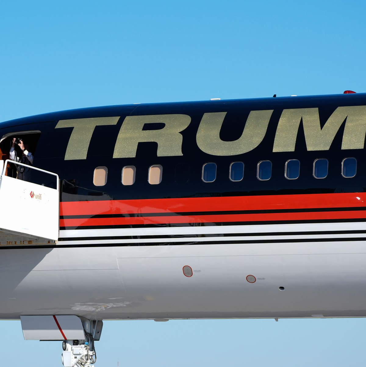 Trump steigt aus seinem Flugzeug - Foto: Paul Sancya/AP/dpa