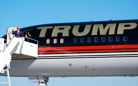 Trump steigt aus seinem Flugzeug - Foto: Paul Sancya/AP/dpa