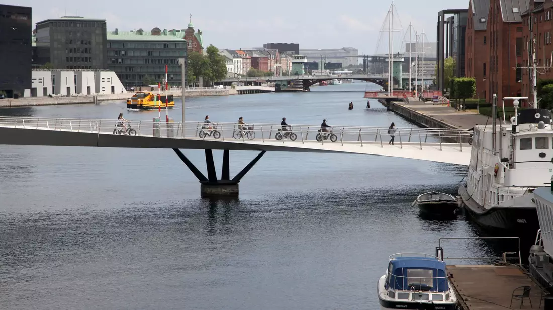 Skifahren in der Stadt: Auf einer Müllverbrennungsanlage in Kopenhagen ist das möglich. - Bild: Steffen Trumpf/dpa