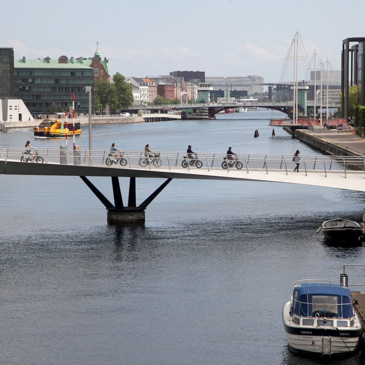 Skifahren in der Stadt: Auf einer Müllverbrennungsanlage in Kopenhagen ist das möglich. - Foto: Steffen Trumpf/dpa