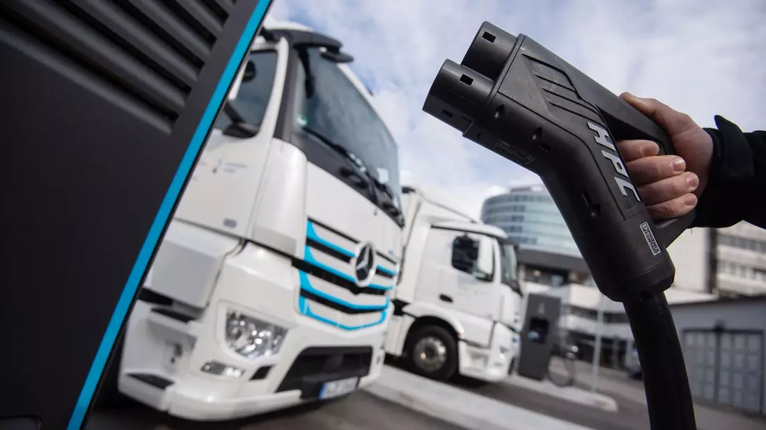 Elektro-Lkw brauchen eine Möglichkeit zu laden.  - Bild: Marijan Murat/dpa
