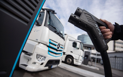 Elektro-Lkw brauchen eine Möglichkeit zu laden.  - Foto: Marijan Murat/dpa