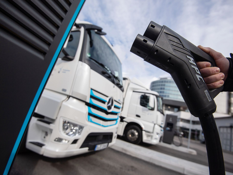 Elektro-Lkw brauchen eine Möglichkeit zu laden.  - Foto: Marijan Murat/dpa