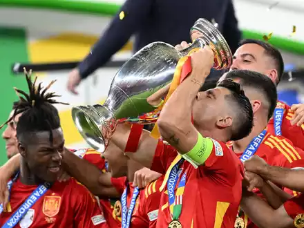 Kapitän Álvaro Morata gelang im Finale kein Tor - dem Jubel über den Titel tat das keinen Abbruch - Foto: Federico Gambarini/dpa