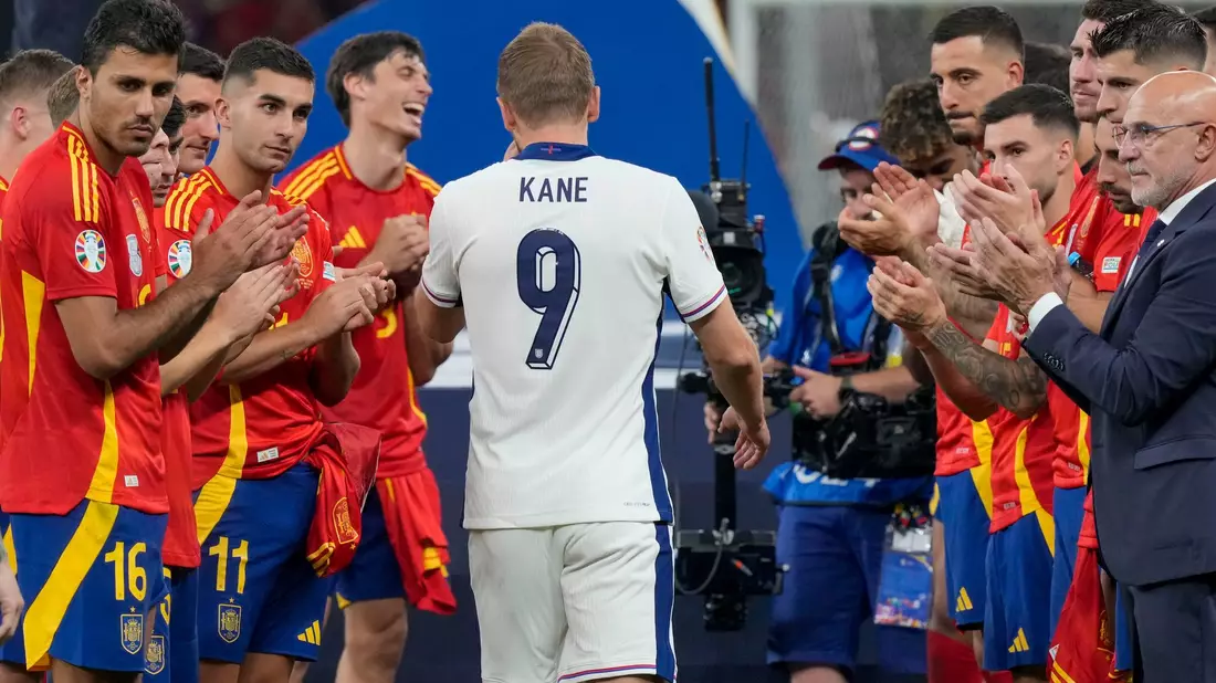 Ein schwerer Gang: Harry Kane muss weiter auf einen Titel warten - Bild: Martin Meissner/AP/dpa