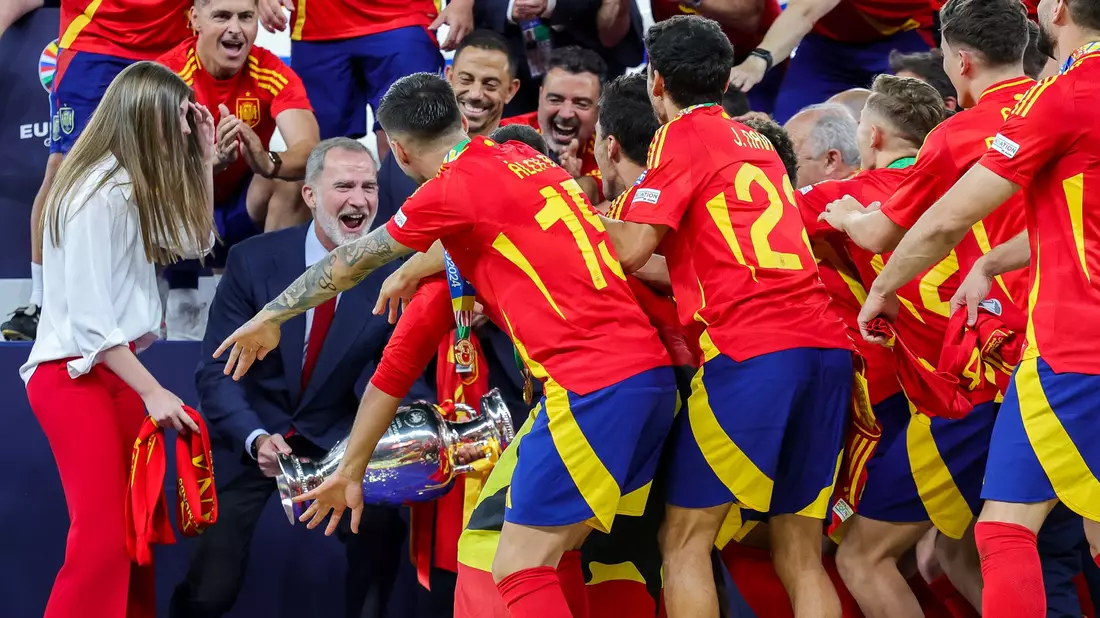 König Felipe VI. fieberte erst auf der Tribüne mit und war dann mittendrin im Jubel - Bild: Christian Charisius/dpa