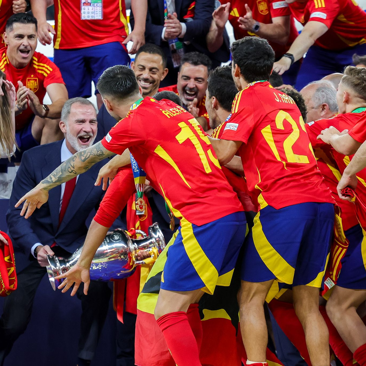 König Felipe VI. fieberte erst auf der Tribüne mit und war dann mittendrin im Jubel - Foto: Christian Charisius/dpa