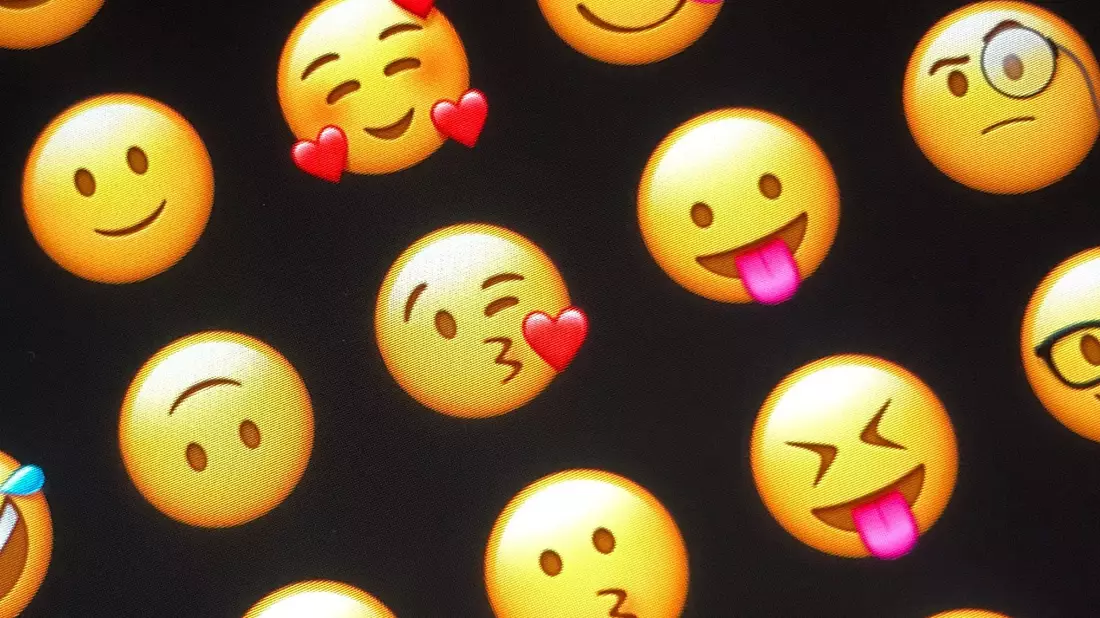 Fülle von Möglichkeiten: Emojis auf einem Smartphone (Archivbild) - Bild: Jörg Carstensen/dpa