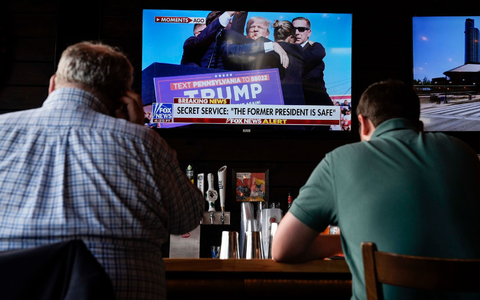 In Milwaukee im US-Bundesstaat Wisconsin verfolgen Männer in einer Bar die Berichterstattung über das Attentat auf Donald Trump. Ganz in der Nähe beginnt am Montag der Nominierungsparteitag der Republikaner. - Foto: Matt Rourke/AP/dpa