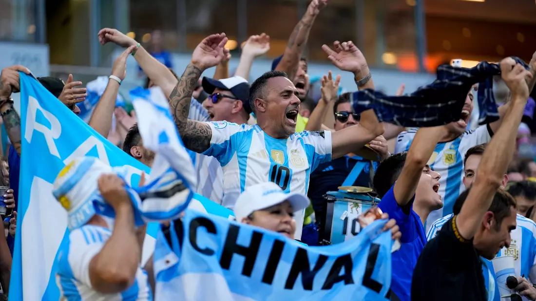 Lionel Messi gewinnt mit Argentinien nach 2021 zum zweiten Mal de Copa América - Bild: Rebecca Blackwell/AP/dpa