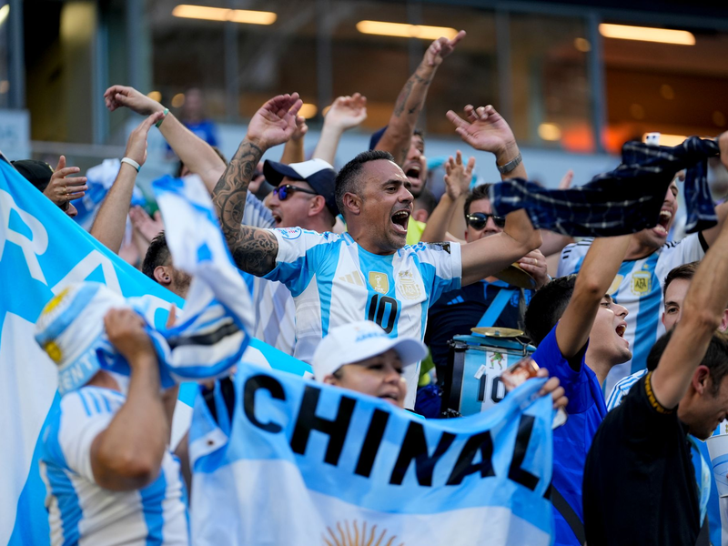 Viele Fouls prägten die Partie. - Foto: Rebecca Blackwell/AP/dpa