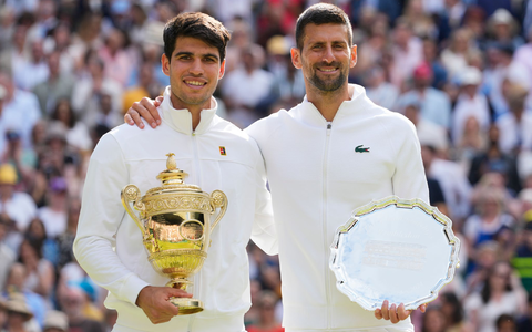 Arm in Arm: Carlos Alcaraz (l) und Novak Djokovic - Foto: Kirsty Wigglesworth/AP