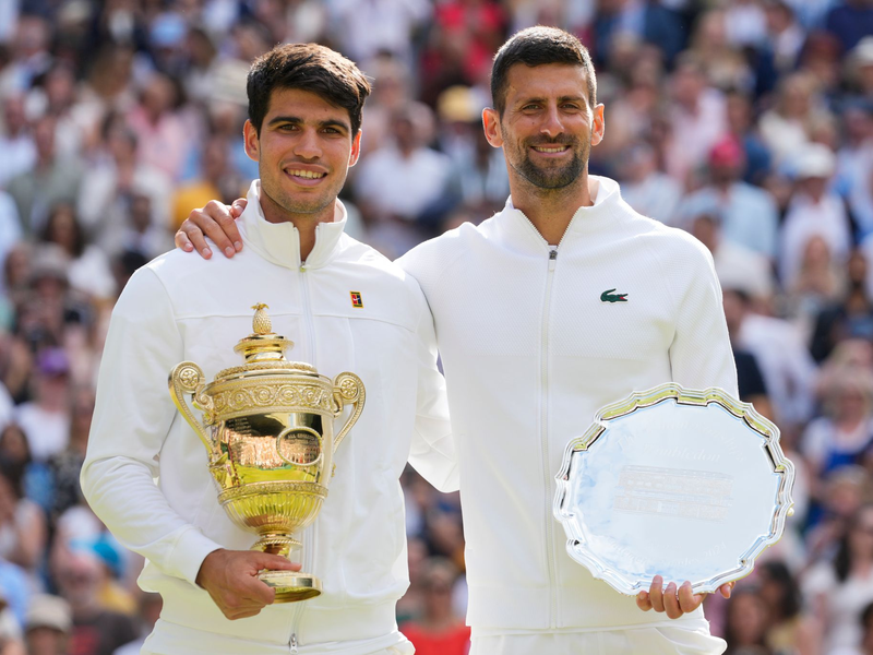 Arm in Arm: Carlos Alcaraz (l) und Novak Djokovic - Foto: Kirsty Wigglesworth/AP