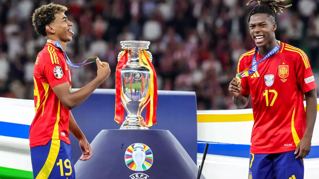 Die beiden spanischen Jungstars unter sich: Lamine Yamal (l) und Nico Williams haben die EM geprägt. - Bild: Christian Charisius/dpa