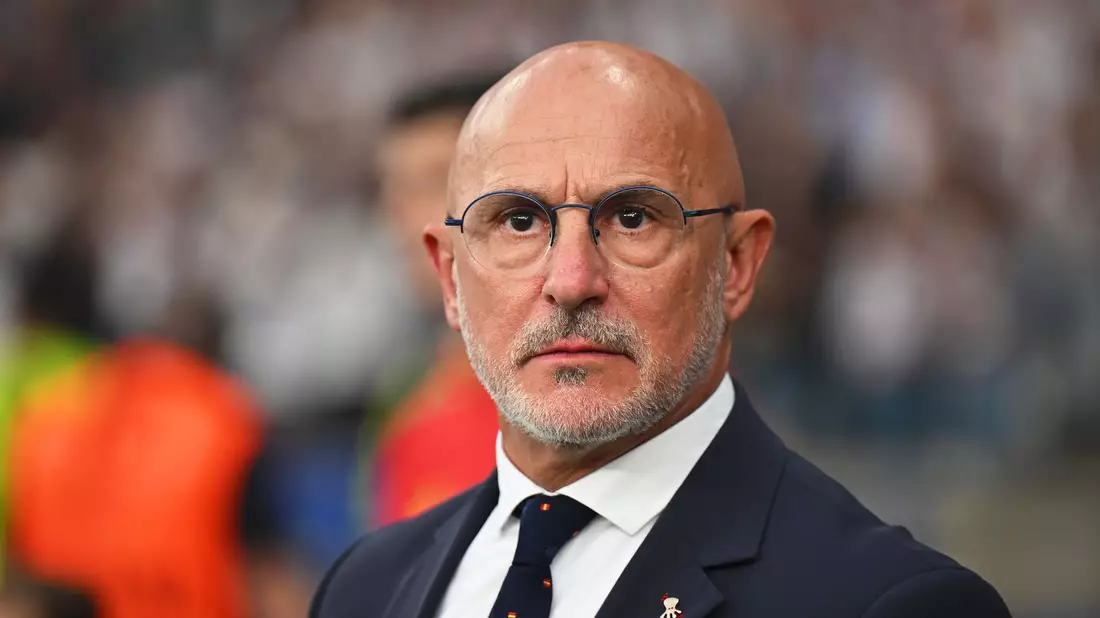 Der spanische Nationaltrainer Luis de la Fuente blickt weit über den Fußball hinaus. - Bild: Robert Michael/dpa