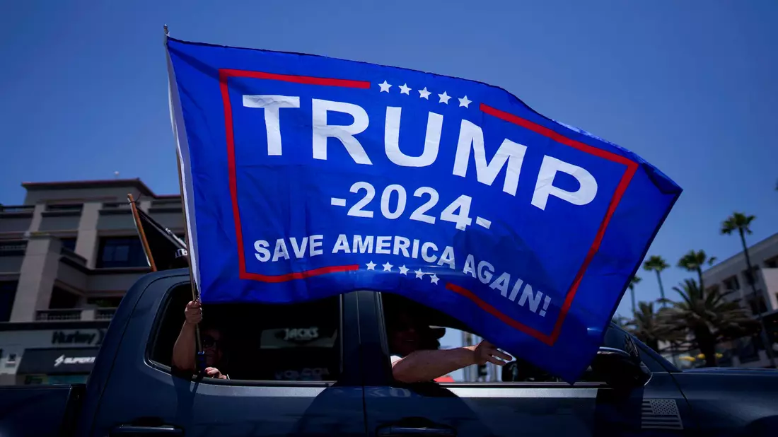 Menschen unterstützen den Präsidentschaftskandidaten Donald Trump - Bild: Eric Thayer/AP/dpa