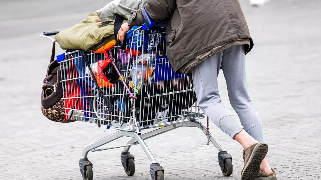 Das Statistische Bundesamt zählte mehr als 430.000 Obdachlose zu Beginn des Jahres in Deutschland (Symbolbild).  - Bild: Sina Schuldt/dpa