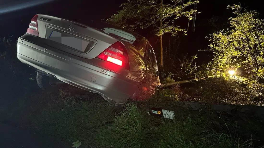 POL-HA: Autofahrer verliert Kontrolle über seinen Mercedes - Keine Fahrerlaubnis sowie positive Alkohol- und Drogentests - Bild: presseportal.de