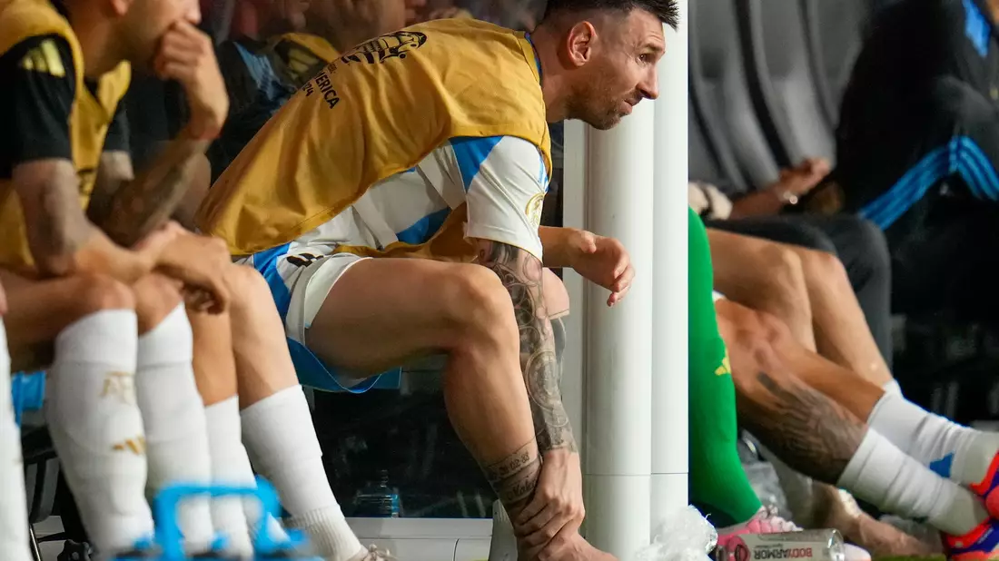 Lionel Messi fasst sich an den geschwollenen verletzten rechten Knöchel. - Bild: Julio Cortez/AP/dpa