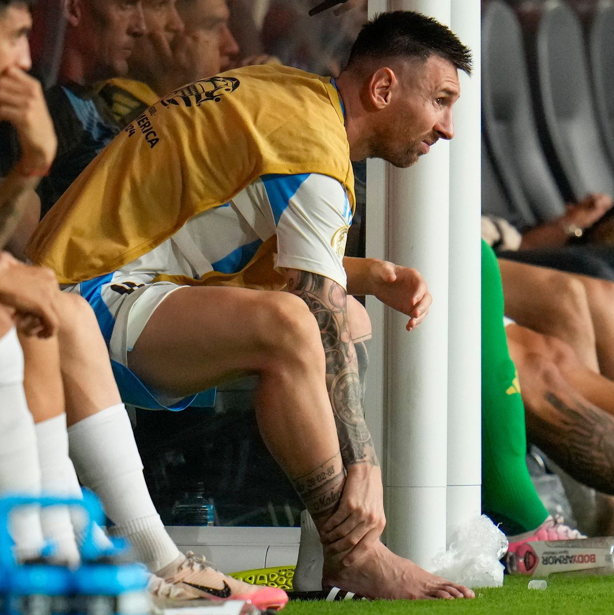 Lionel Messi fasst sich an den geschwollenen verletzten rechten Knöchel. - Foto: Julio Cortez/AP/dpa