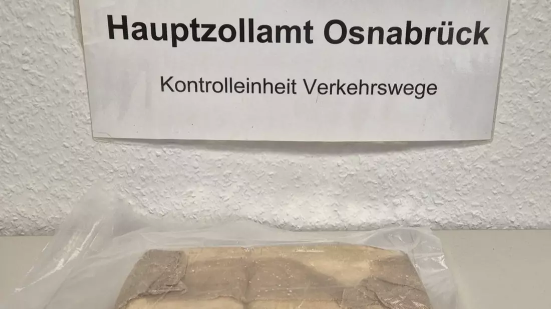 HZA-OS: Osnabrücker Zoll stellt rund ein Kilogramm Kokain sicher; Straßenverkaufswert von 66.000 Euro - Bild: presseportal.de