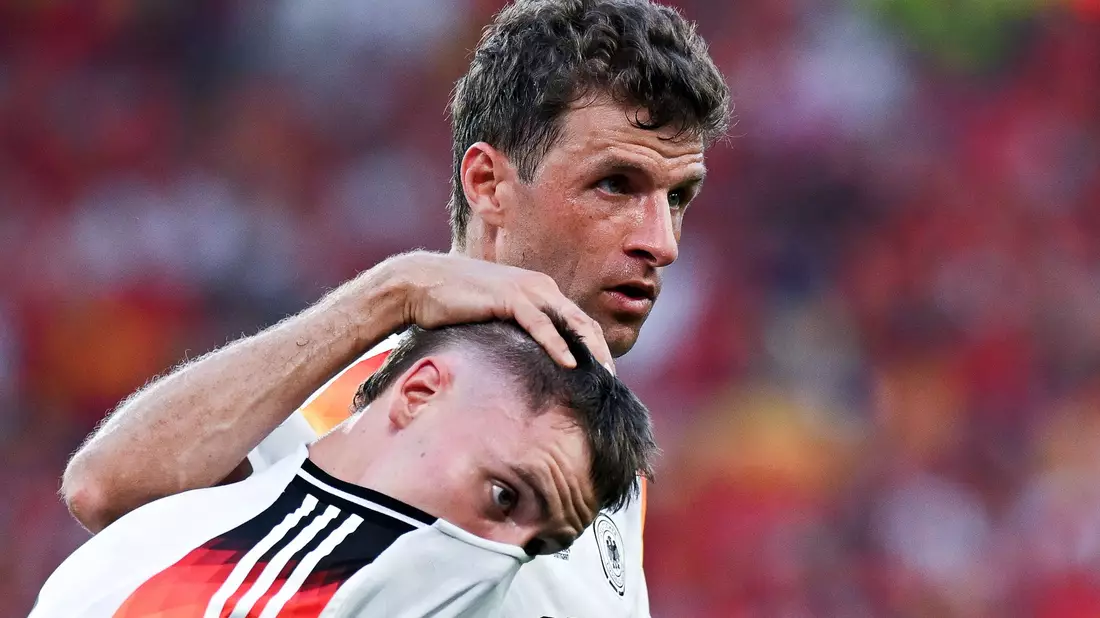 Thomas Müller tröstet Florian Wirtz nach dem EM-Aus. - Bild: Marijan Murat/dpa