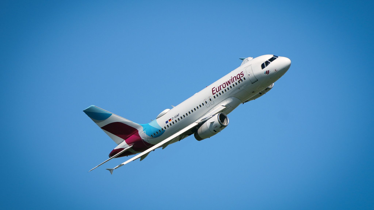 Ein Flugzeug der Airline Eurowings muss auf dem Berliner Flughafen BER eine Sichheitslandung hinlegen. (Symbolbild) - Foto: Soeren Stache/dpa
