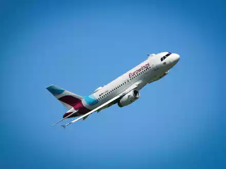 Ein Flugzeug der Airline Eurowings muss auf dem Berliner Flughafen BER eine Sichheitslandung hinlegen. (Symbolbild) - Foto: Soeren Stache/dpa