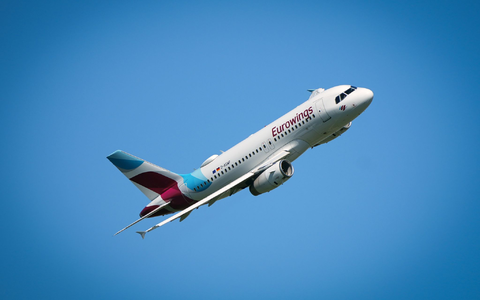 Ein Flugzeug der Airline Eurowings muss auf dem Berliner Flughafen BER eine Sichheitslandung hinlegen. (Symbolbild) - Foto: Soeren Stache/dpa