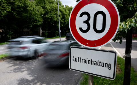BundesprĂ€sident Frank-Walter Steinmeier hat das neue Klimaschutzgesetz unterschrieben. Damit muss nun Verkehrsminister Volker Wissing (FDP) doch kein Sofortprogramm mit KlimamaĂnahmen in seinem Bereich vorlegen. - Foto: Sven Hoppe/dpa BundesprĂ€sident Frank-Walter Steinmeier hat das neue Klimaschutzgesetz unterschrieben. Damit muss nun Verkehrsminister Volker Wissing (FDP) doch kein Sofortprogramm mit KlimamaĂnahmen in seinem Bereich vorlegen. - Foto: Sven Hoppe/dpa