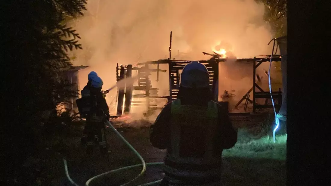 FW-EN: Gartenlaube im Vollbrand - Feuerwehr kann Ausbreitung verhindern - Bild: presseportal.de
