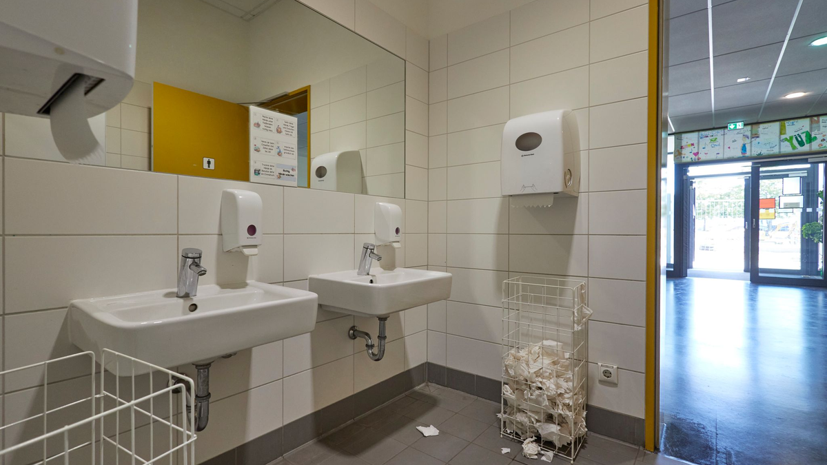 Viele Schülerinnen und Schüler in Deutschland berichten von schlechter Hygiene in den Schultoiletten, das zeigt eine aktuelle Umfrage. - Foto: Jörg Carstensen/dpa