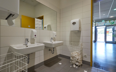 Viele Schülerinnen und Schüler in Deutschland berichten von schlechter Hygiene in den Schultoiletten, das zeigt eine aktuelle Umfrage. - Foto: Jörg Carstensen/dpa