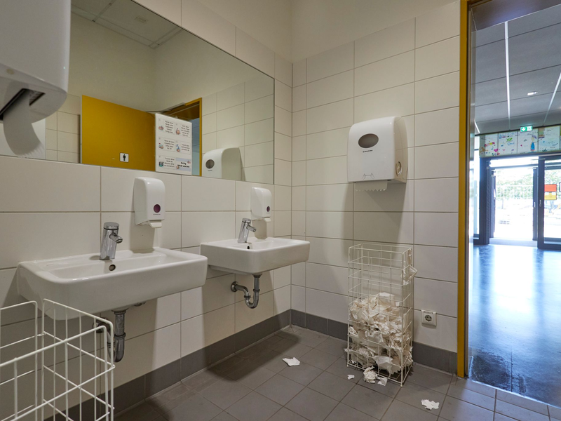 Viele Schülerinnen und Schüler in Deutschland berichten von schlechter Hygiene in den Schultoiletten, das zeigt eine aktuelle Umfrage. - Foto: Jörg Carstensen/dpa