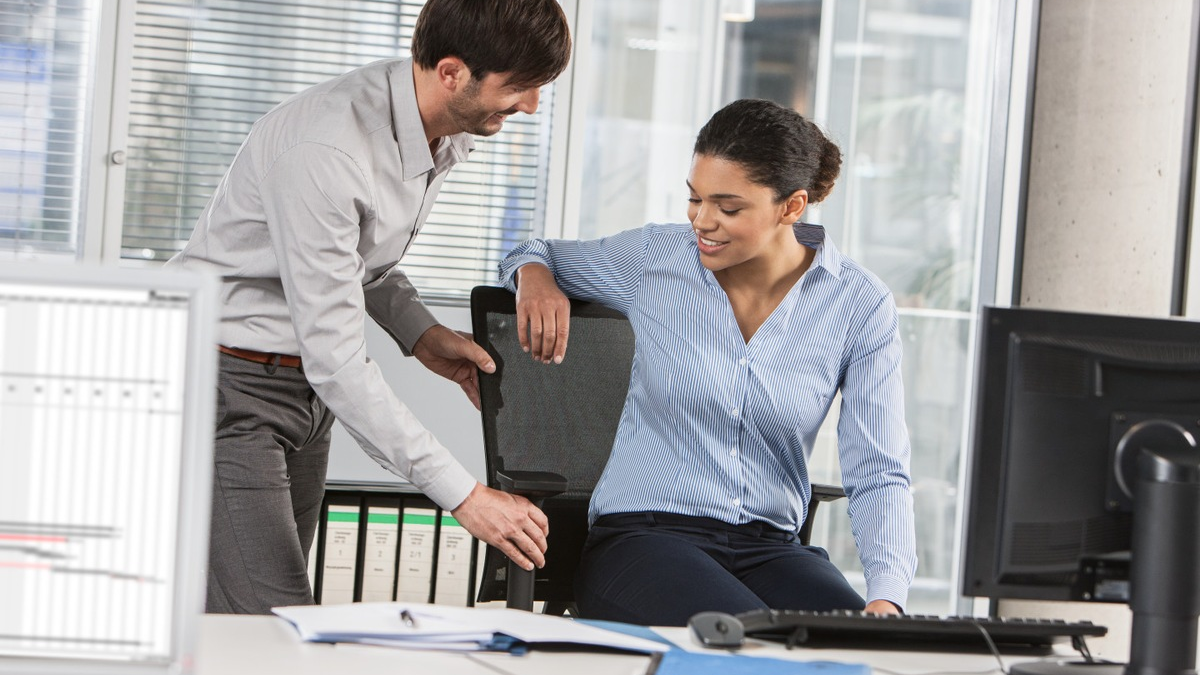 Neue Arbeitsstättenregel ASR A6 empfiehlt pro Stunde fünf Minuten Erholungszeit bei Bildschirmarbeit - Foto: presseportal.de