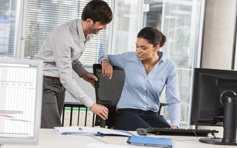 Neue Arbeitsstättenregel ASR A6 empfiehlt pro Stunde fünf Minuten Erholungszeit bei Bildschirmarbeit - Foto: presseportal.de