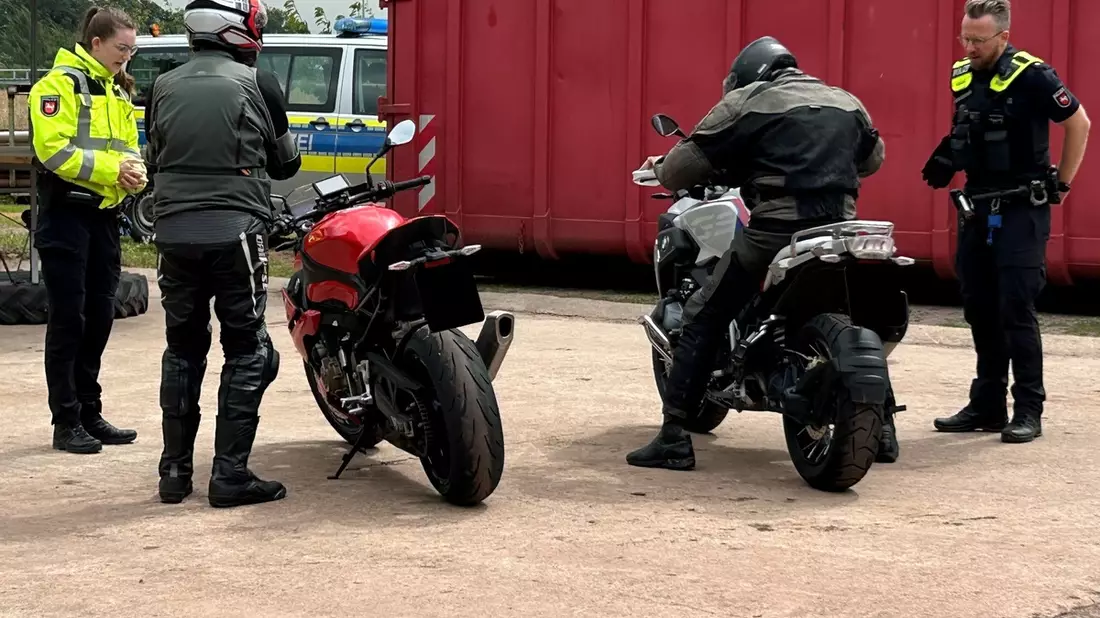 POL-NI: Gemeinsame Kradkontrolle der Polizeikommissariate Syke und Hoya - Bild: presseportal.de
