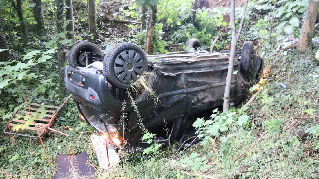 POL-HF: Citröen schleudert Waldabhang hinunter- Kontrolle im Kurvenbereich verloren - Bild: presseportal.de