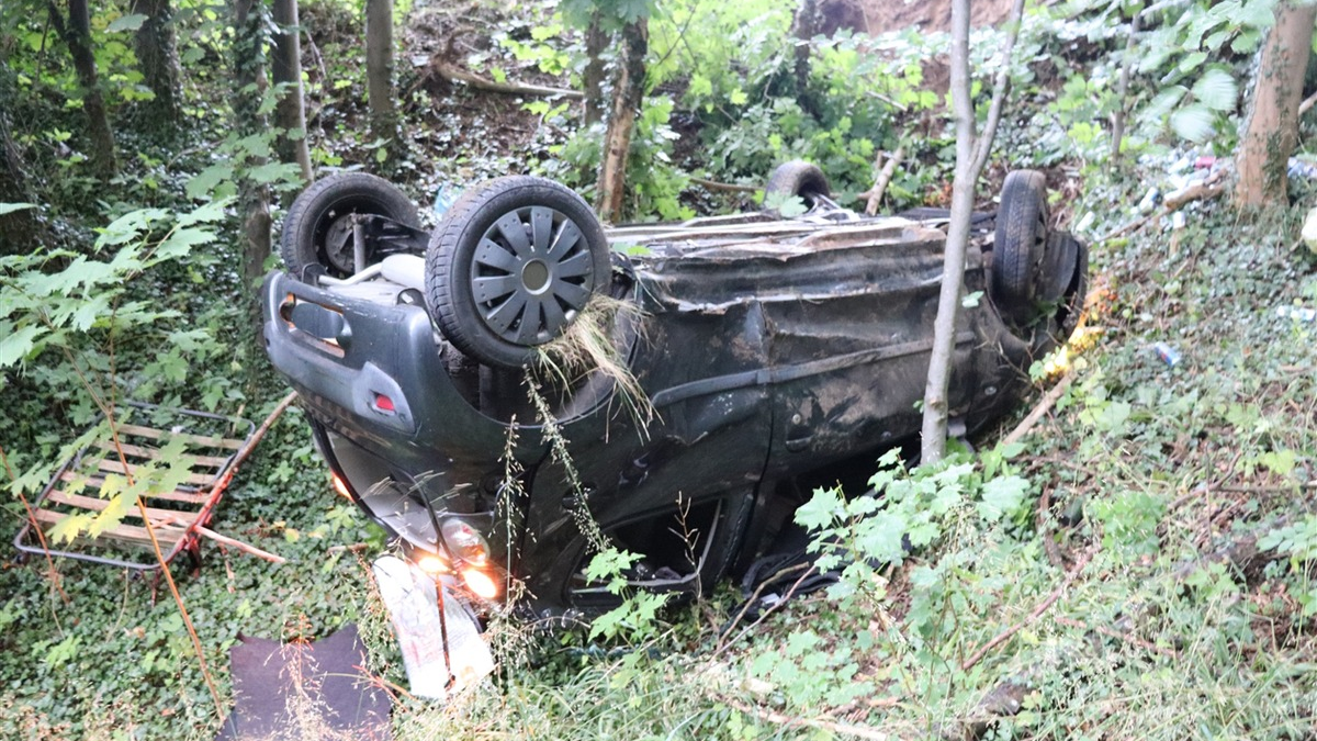 POL-HF: Citröen schleudert Waldabhang hinunter- Kontrolle im Kurvenbereich verloren - Foto: presseportal.de