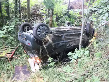 POL-HF: Citröen schleudert Waldabhang hinunter- Kontrolle im Kurvenbereich verloren - Foto: presseportal.de