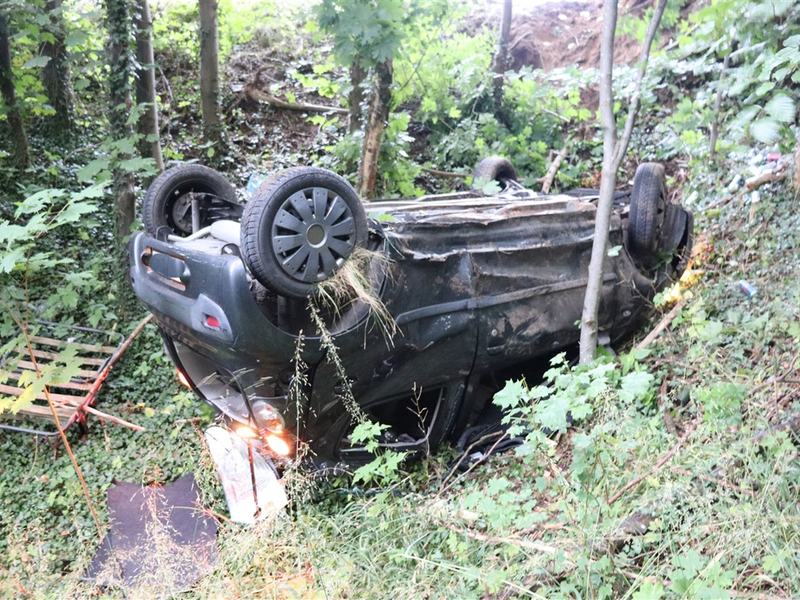 POL-HF: Citröen schleudert Waldabhang hinunter- Kontrolle im Kurvenbereich verloren - Foto: presseportal.de