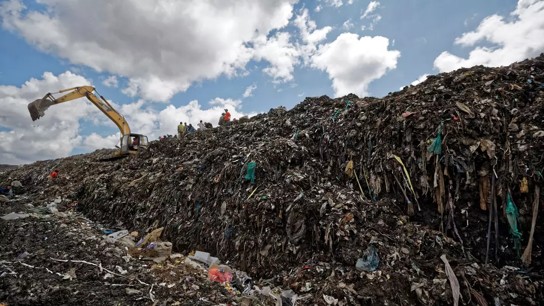Auf einer Müllhalde in Kenia wurden Leichenteile gefunden (Symbolbild). - Bild: Ben Curtis/AP/dpa