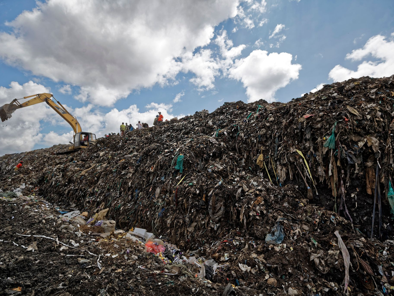 Auf einer Müllhalde in Kenia wurden Leichenteile gefunden (Symbolbild). - Foto: Ben Curtis/AP/dpa
