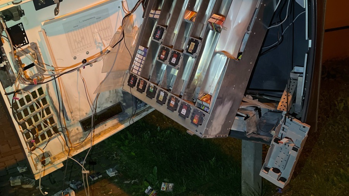 LPI-NDH: Zigarettenautomat gesprengt - verdächtiger Jugendlicher aufgegriffen - Foto: presseportal.de