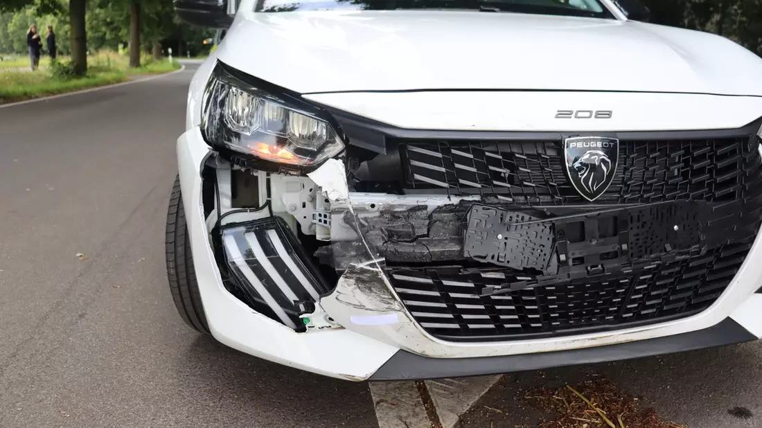 POL-HF: Mercedes prallt gegen geparkten Kia - Fahrer leicht verletzt - Bild: presseportal.de