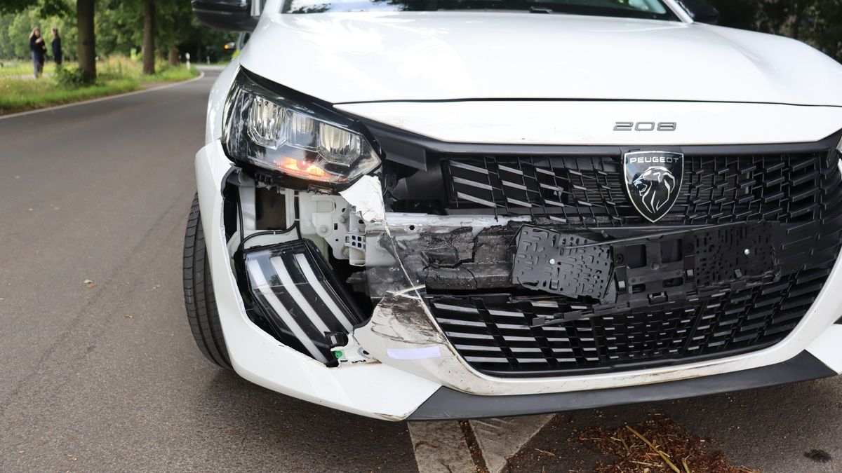 POL-HF: Mercedes prallt gegen geparkten Kia - Fahrer leicht verletzt - Foto: presseportal.de